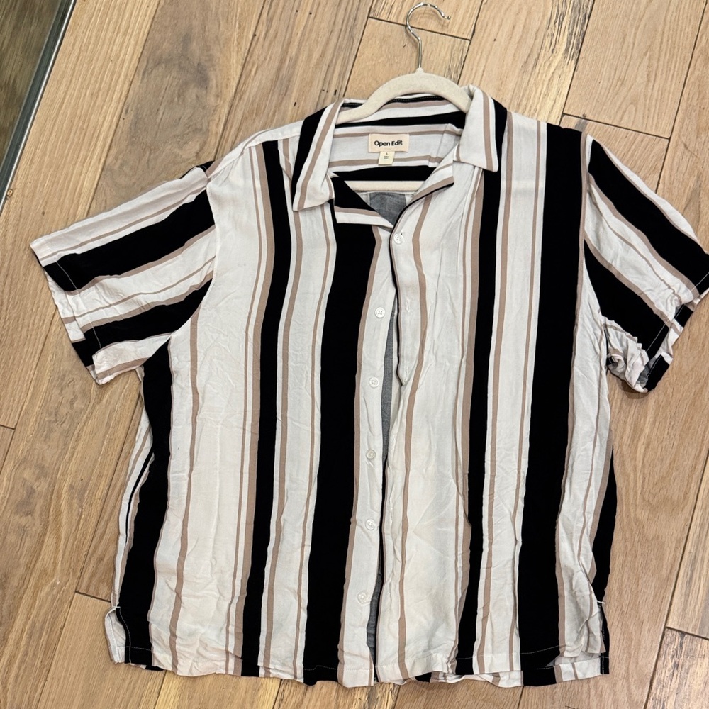 Casual Striped Button-Down Shirt in Black and White